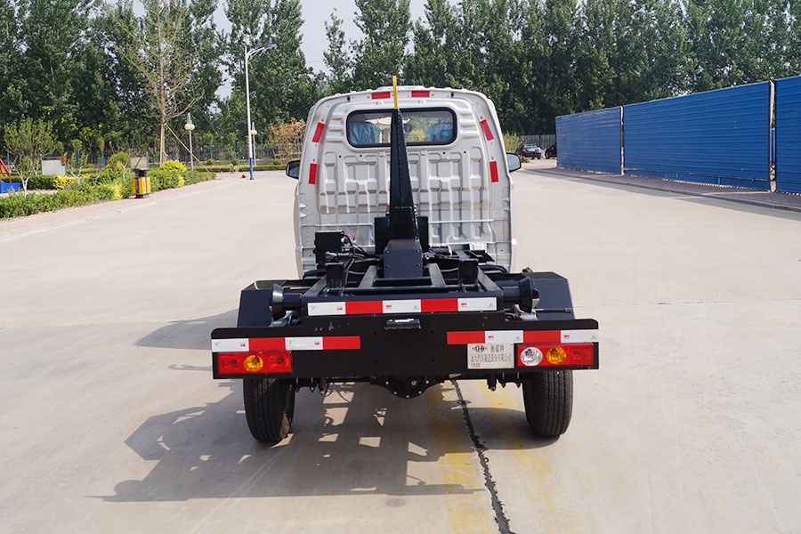 1噸車(chē)廂可卸式垃圾車(chē)YYD5030ZXXB6（正后）